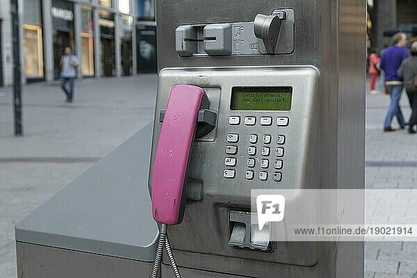 Symbolbild Kommunikation  Nahaufnahme  Telefonzelle der Telekom  außer Betrieb in der Innenstadt von Hamburg  Deutschland  Europa