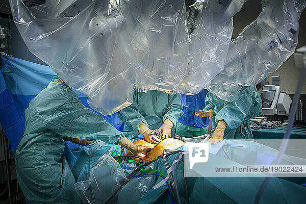 Hysterectomy with a robot surgeon  deflation of the abdomen at the end of the operation.