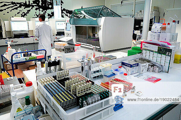 Technical platform of the Inovie 34 laboratory . Biochemistry bench.