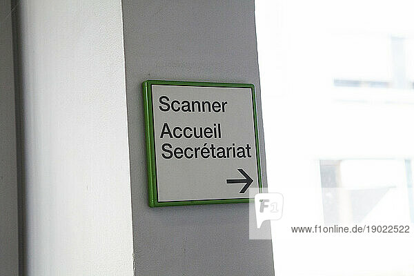 Signaling of the scanner in a radiology department of a hospital.
