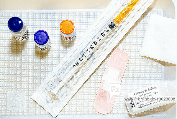 Covid-19 vaccination tray. Pfizer pediatric. Adult. Nuvaxovid. Val de marne vaccination center. On 2022-04-13. Photography by Aline Morcillo / BSIP.