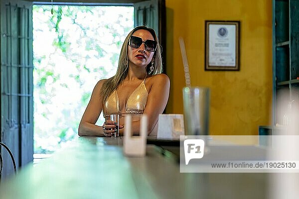 Ein wunderschönes lateinamerikanisches Model genießt einen Tag in einem örtlichen Spa in Mexiko