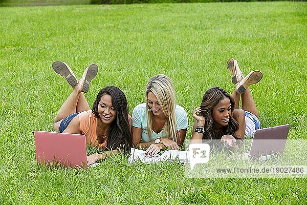 Drei junge Frauen  die einen Tag im Park genießen