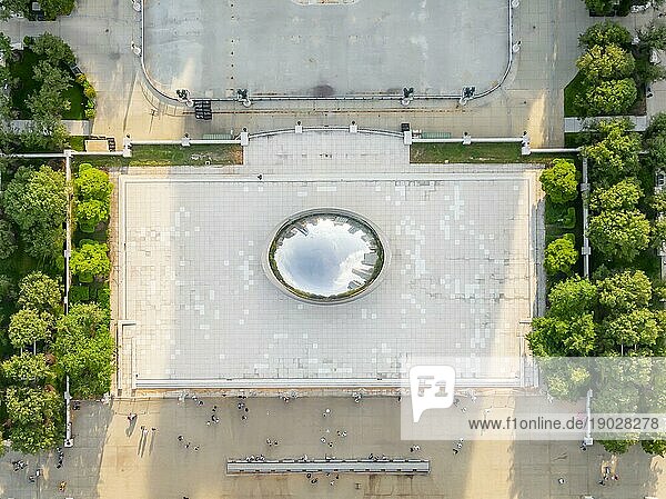 Luftaufnahme der modernen Skulptur The Bean im Millennium Park in Chicago Illinois