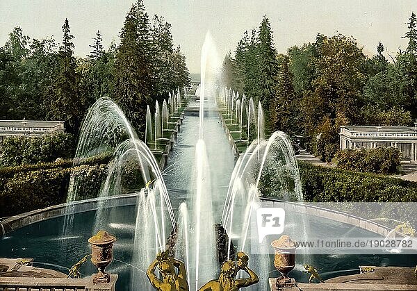 Peterhof  Blick über den Springbrunnen in Richtung auf das Meer  St. Petersburg  Russland  um 1890  Historisch  digital verbesserte Reproduktion eines Photochromdruck der damaligen Zeit  Europa