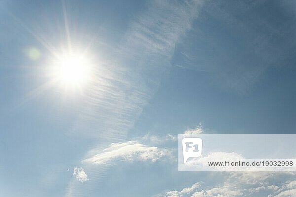 Sonnenstrahlen bewölkten Himmel. Auflösung und hohe Qualität schönes Foto