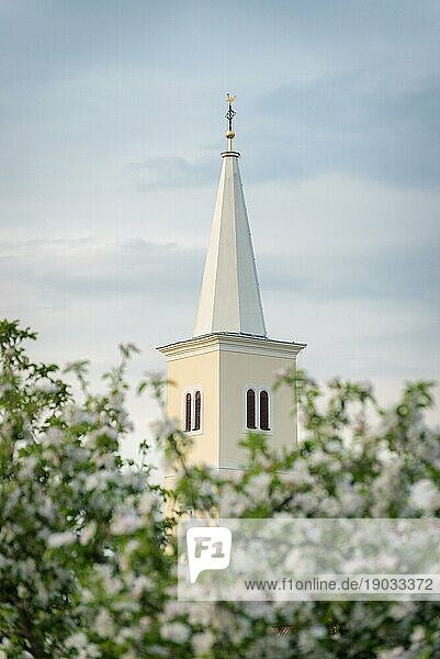 Weißer Glockenturm einer Kirche im Burgenland