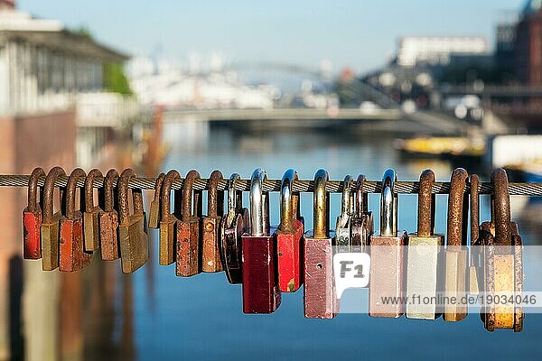 Liebesschloss an einer Brücke in Hamburg