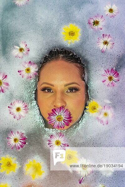 Eine wunderschöne brünette hispanische Frau nimmt ein luxuriöses Bad zu Hause