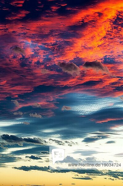 Dramatische Wolken bei Sonnenuntergang