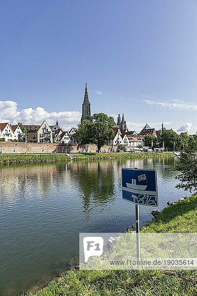Stadtansicht  Donauufer mit historischer Altstadt  Fischerviertel  Münster  Hinweistafel für Schifffahrt  Ulm  Baden-Württemberg  Deutschland  Europa