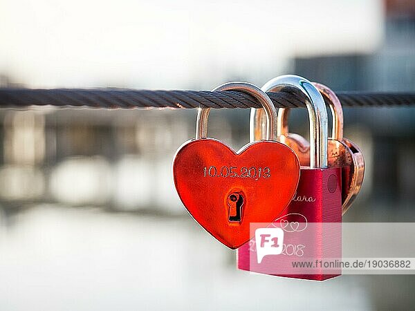 Vorhängeschloss auf einer Brücke Liebe Romantik Zeichen