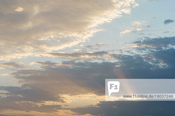 Dramatische bewölkten Himmel mit Sonnenstrahlen fotografischen Hintergrund