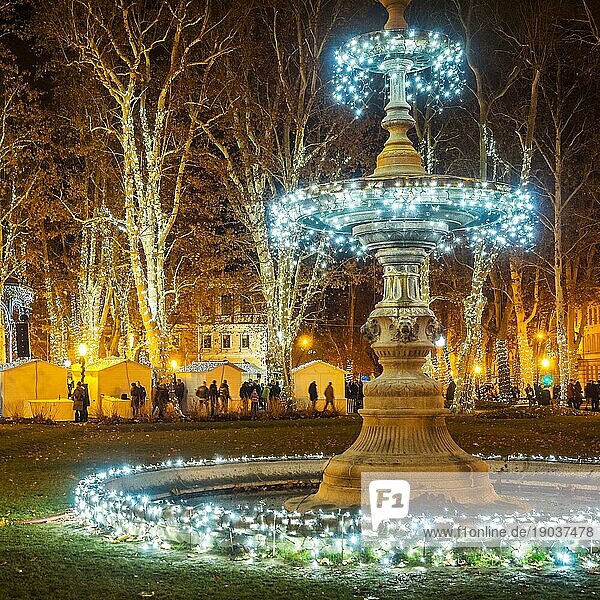 Festlich geschmückter Adventsbrunnen in Zagreb