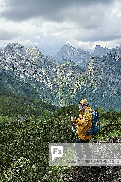 Wanderer  Senior  65  am Bärenkopf  hinten die Berge des Vorkarwendels  Pertisau am Achensee  Tirol  Österreich  Europa