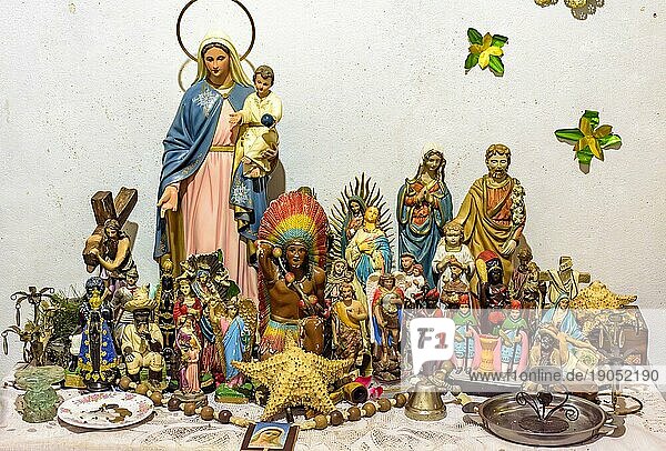 Altar mit mehreren Heiligenbildern  Wesenheiten aus Religionen afrikanischen Ursprungs wie Umbanda und Candomble und Alltagsgegenständen in einer guten Darstellung des brasilianischen religiösen Synkretismus  Brasilien  Südamerika