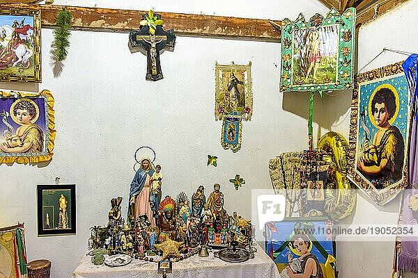 Altar mit mehreren Heiligenbildern  Wesenheiten aus Religionen afrikanischen Ursprungs wie Umbanda und Candomble und Alltagsgegenständen in einer guten Darstellung des brasilianischen religiösen Synkretismus  Brasilien  Südamerika