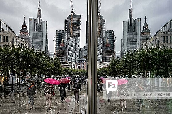 Passanten laufen bei Regenwetter die Zeil in Frankfurt am Main entlang. Der Sommer 2023 erweist sich im Vergleich zu den Vorjahren bisher als sehr niederschlagsreich.  Zeil  Frankfurt am Main  Hessen  Deutschland  Europa