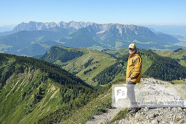 Wanderer  Senior  65  auf dem Geigelstein  hinten Wilder und Zahmer Kaiser  Sachrang  Schleching  Chiemgau  Oberbayern  Tirol  Deutschland  Österreich  Europa