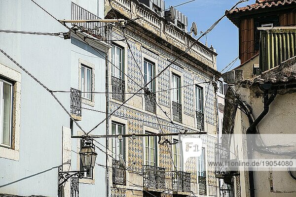Strom- und Oberleitungen in der Altstadt von Lissabon  Portugal  Europa
