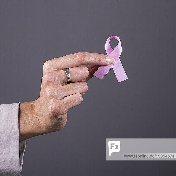 Nahaufnahme einer rosa Schleife zur Unterstützung von Brustkrebs