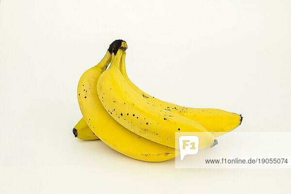 Bananen  Studioaufnahme  weisser Hintergrund  gesunde Ernährung