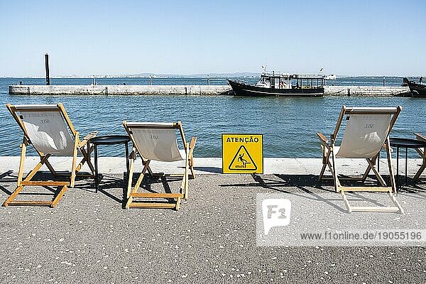 Drei Liegestühle an einem Hafen in Lissabon  Portugal  Europa