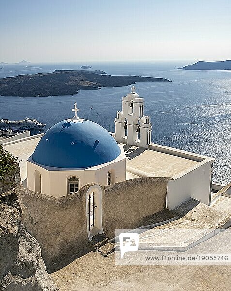Drei Glocken von Fira  Kirche mit blauer Kuppel und Glockenturm mit Meerblick  Katholische Kirche Mariä Himmelfahrt  Firostefani  Santorin  Griechenland  Europa