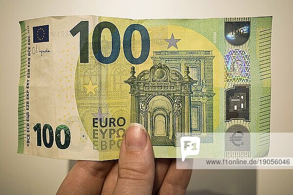Symbolfoto zum Thema Bargeld  100 Euro Geldschein  Nordrhein-Westfalen  Deutschland  Europa