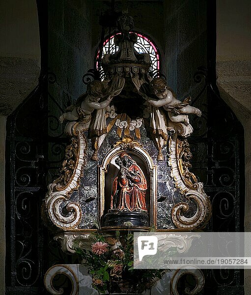 Innenaufnahme Schwarze Madonna  Krypta  Basilika Notre-Dame-du-Port  Clermont-Ferrand  Département Puy-de-Dome  Region Auvergne-Rhône-Alpes  Frankreich  Europa