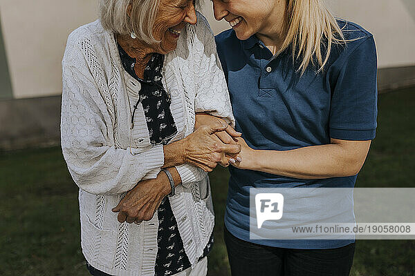 Glückliche Seniorin mit Pflegerin