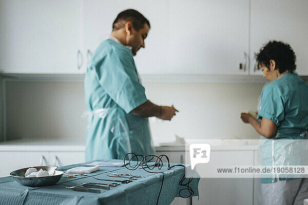 Chirurgen und Chirurginnen bei der Vorbereitung auf eine Operation im Krankenhaus