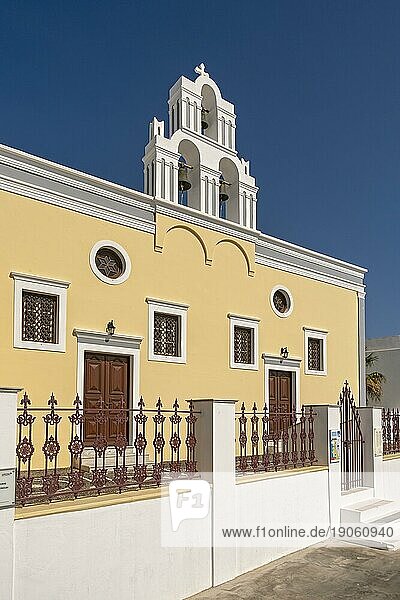 Mariä Himmelfahrt Katholische Kirche der Entschlafung  Drei Glocken von Fira  Firostefani  Santorin  Griechenland  Europa