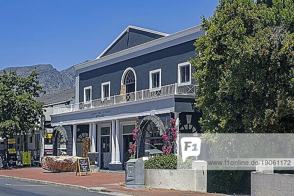 Galerien  Geschäfte und Weinhandlungen in der Hauptstraße der Stadt Franschhoek  Stellenbosch  Cape Winelands  Provinz Westkap  Südafrika