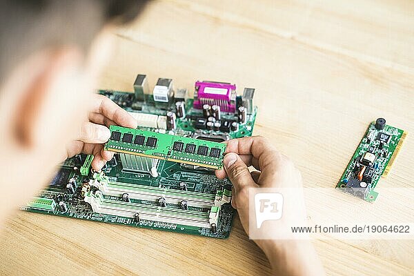 Techniker testet Ram Computer Motherboard Tabelle