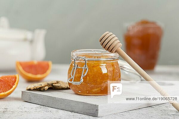 Süße hausgemachte natürliche Marmelade Honig Dipper