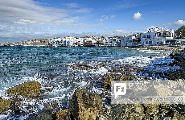 Strand mit Felsen  hinten weiße kykladische Häuser  Häuser von Little Venice  Mykonos  Griechenland  Europa