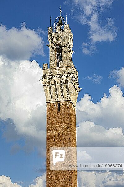 Der Glockenturm Torre del Mangia  Siena  Toskana  Italien  Europa
