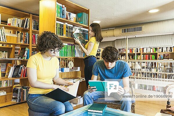 Teenager verbringen Zeit in der Bibliothek