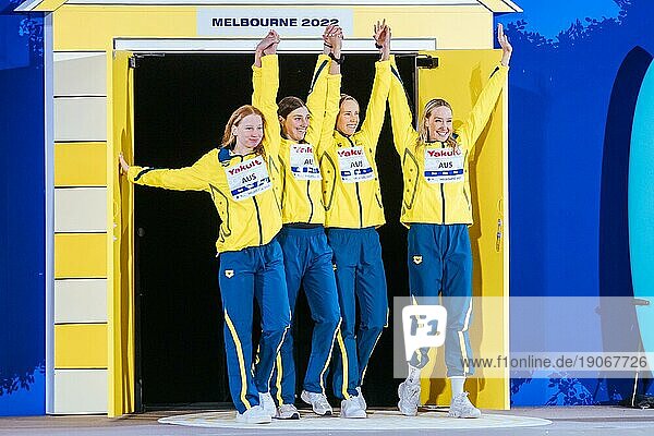 MELBOURNE  AUSTRALIEN  13. DEZEMBER: Die australischen Goldmedaillengewinnerinnen Emma McKeon  Meg Harris  Mollie O'Callaghan und Madison Wilson nach ihrem Sieg im Finale über 4x100 m Freistil der Frauen am ersten Tag der FINA Kurzbahn Weltmeisterschaften 2022 in Melb
