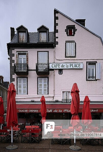 Café de la Place bei Regen  verregnet  Sonnenschirme geschlossen  rot  Mont-Dore  Département Puy-de-Dome  Region Auvergne-Rhône-Alpes  Frankreich  Europa