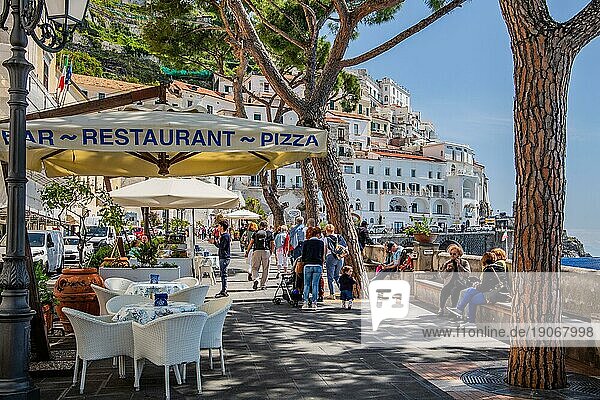 Uferpromenade mit Strassencafe  Amalfi  Amalfiküste  Golf von Salerno  Provinz Salerno  Kampanien  Süditalien  Italien  Europa