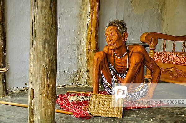 Srimongal  Bangladesch  etwa im Juli 2012: Foto eines alten  dünnen Mannes  der auf einer karierten Decke auf dem Boden in Srimongal  sitzt. Dokumentarischer Leitartikel  Asien