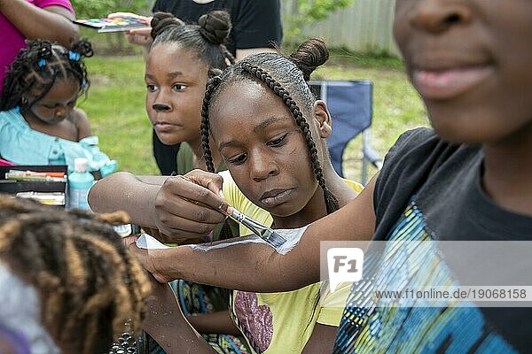 Detroit  Michigan: Kinder erfreuen sich an Gesichts und Körperbemalung  als das Morningside Viertel ein Picknickfest namens Summer Sizzler veranstaltet. Es war Teil des jährlichen Detroit Neighborhoods Day  der mehr als 100 Picknicks  Freiwilligenprojekte  Kunst und Musikfestivals und mehr umfasste