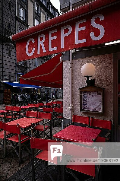 Werbung für Crêpes im Café de la Place bei Regen  verregnet  Sonnenschirme geschlossen  rot  Mont-Dore  Département Puy-de-Dome  Region Auvergne-Rhône-Alpes  Frankreich  Europa