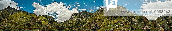 Panoramablick auf das Grün der Berge im Dani Kreis in der Nähe von Wamena  Papua  Indonesien. In dieser Region trifft man nur Menschen aus isolierten lokalen Stämmen