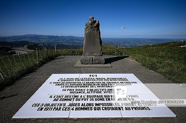 Denkmal für Pilot Eugène Renaux auf dem Gipfel des Puy de Dôme  Département Puy-de-Dome  Region Auvergne-Rhône-Alpes  Frankreich  Europa