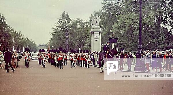 Wachablösung Changing The Guard auf der Mall kurz vor der Ankunft am Buckingham Palace  London  Großbritannien  Großbritannien  Europa