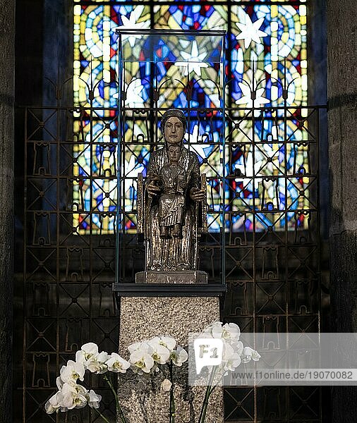 Innenaufnahme Madonna mit Kind  Wallfahrtskirche Notre-Dame  Orcival  Département Puy-de-Dome  Region Auvergne-Rhône-Alpes  Frankreich  Europa