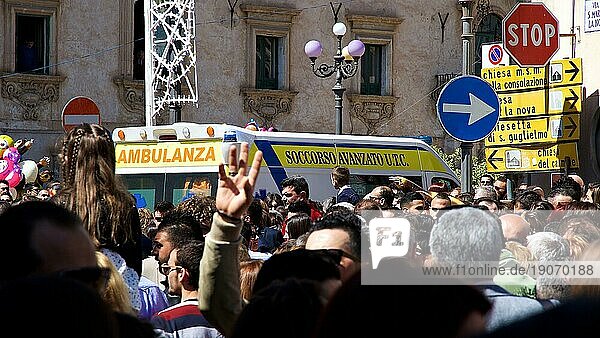 Ambulanz-Wagen in Menschenmenge  Straßenschilder  Scigli  Barock-Stadt  Barockwinkel  Südosten  Sizilien  Italien  Europa